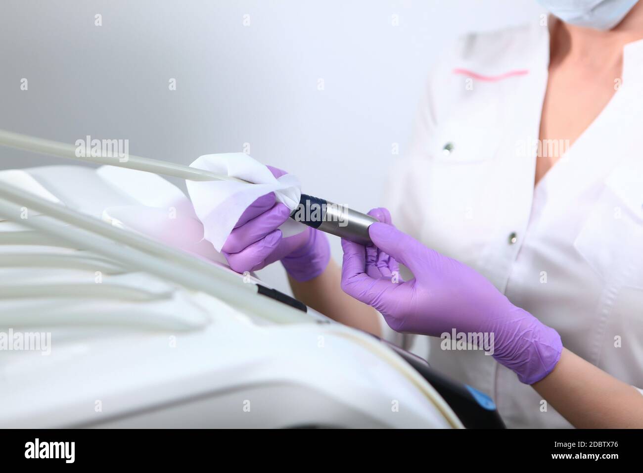 Desinfektion in der Zahnarztpraxis. Eine Krankenschwester wischt zahnärztliche Instrumente.ein unkenntlich Foto.das Konzept der Gesundheit. Speicherplatz kopieren. Stockfoto