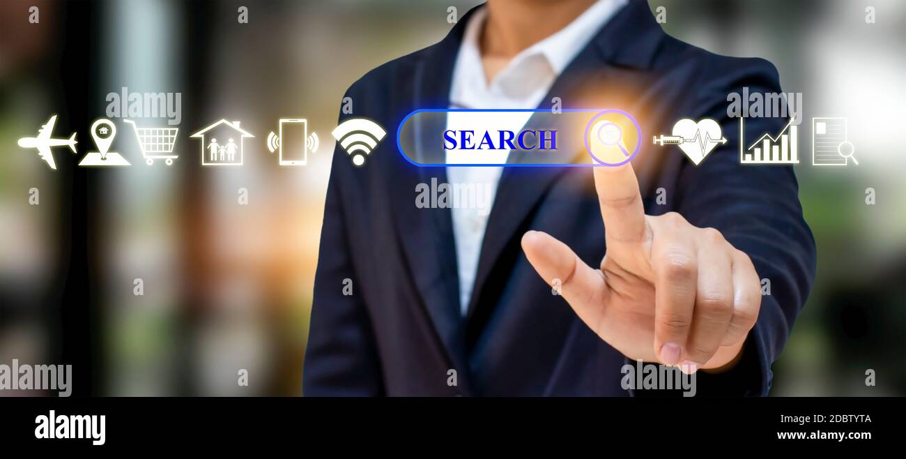 Geschäftsfrauen nutzen die Adresszeile des Webinterfaces, um im Internet zu surfen, das Konzept der Internetverbindung und den Einsatz von Technologie für die Kommunikation Stockfoto