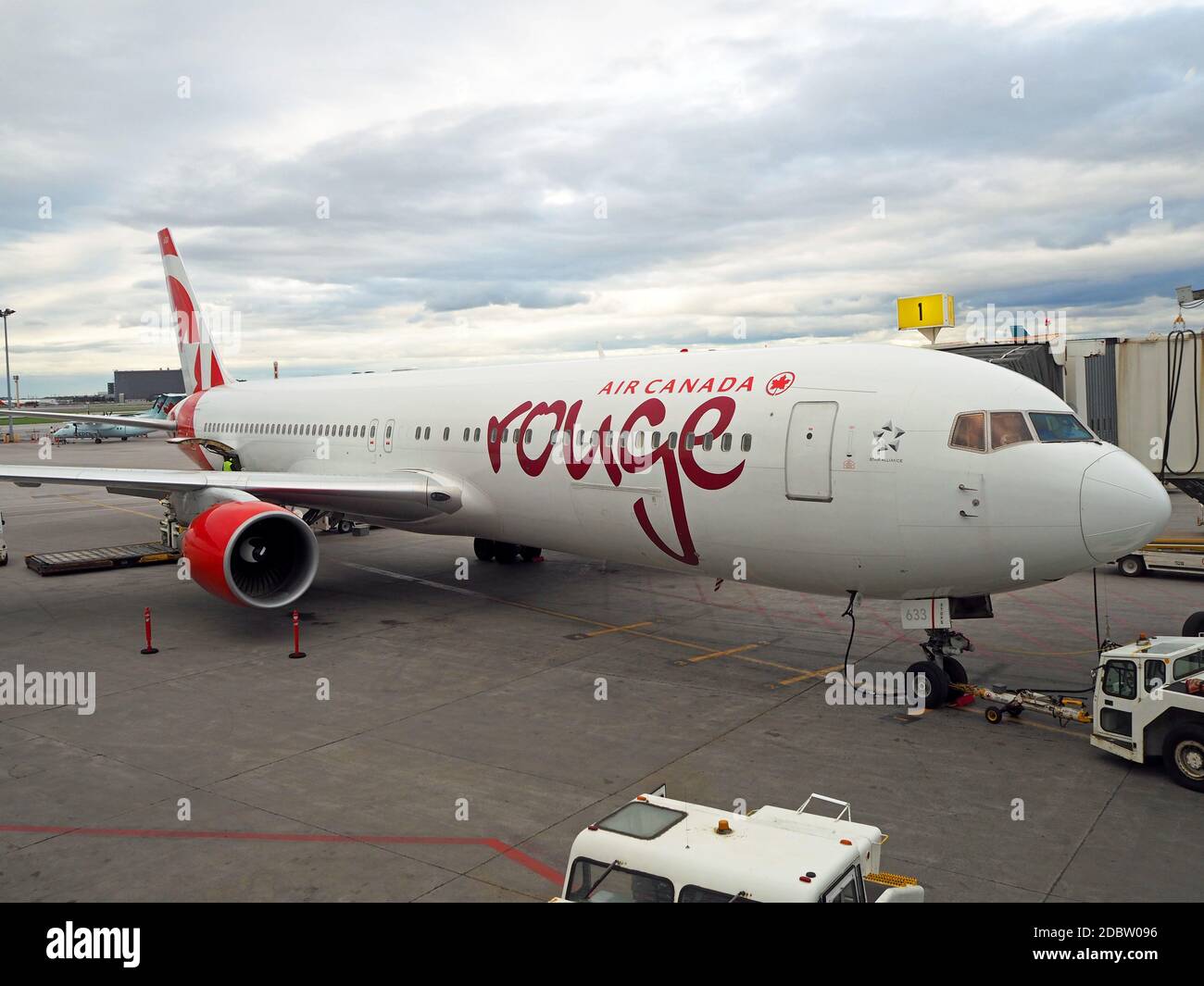 Air Canada Rouge Flugzeug am Boston Logan Flughafen Stockfoto