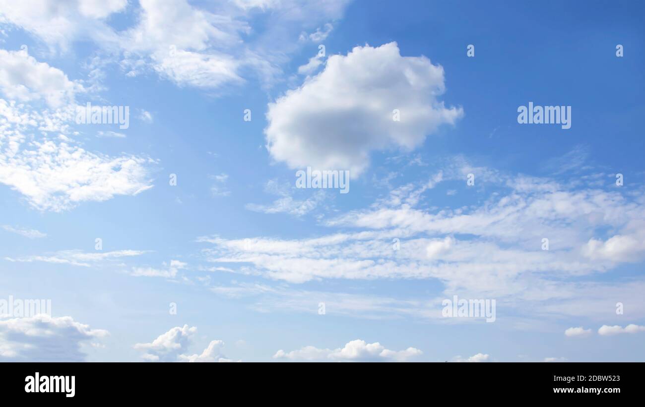 Die Schönheit der verschwommenen weißen Wolken und blauen Himmel sowie frische Luft. Stockfoto