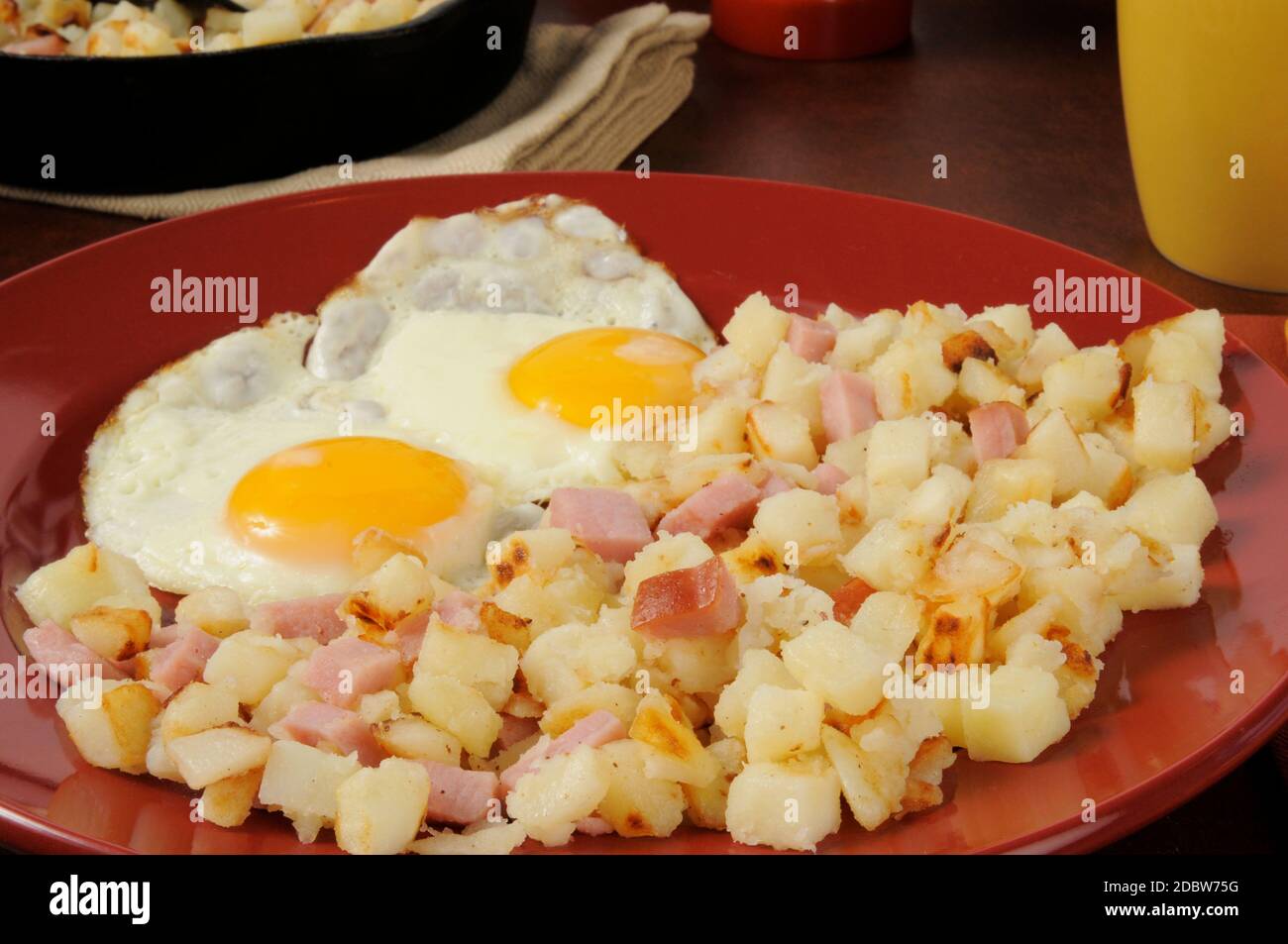 Südliche Kartoffelrösti mit Schinken in Würfel und Spiegeleiern Stockfoto