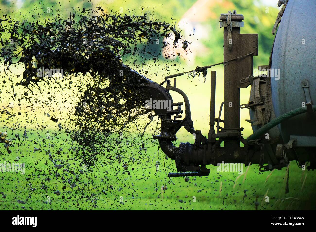 Der Traktor fährt im März Dünger auf dem Feld Stockfoto
