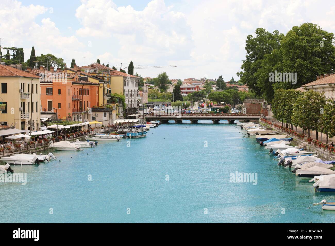 PESCHIERA DEL GARDA, ITALIEN - 9. JUNI 2020: Schöne historische Innenstadt mit Promenade und Unterhaltung entlang des Wasserkanals am Gardasee, Ital Stockfoto