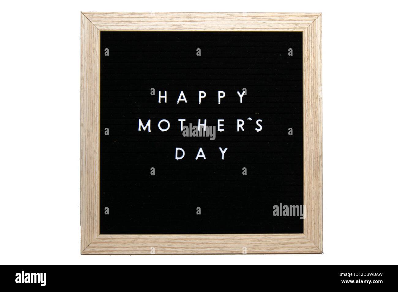 Ein schwarzes Schild mit einem Birkenrahmen, der Happy Mothers Day in weißen Buchstaben auf einem rein weißen Hintergrund sagt Stockfoto