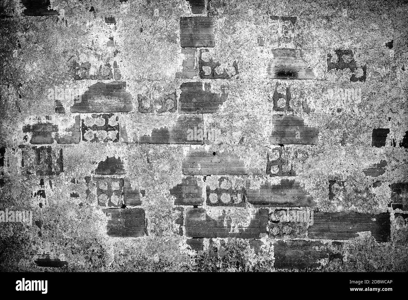 Alte Ziegel mit Zementflecken, Detail der Verlassenheit und Ruine auf der Fassade Stockfoto