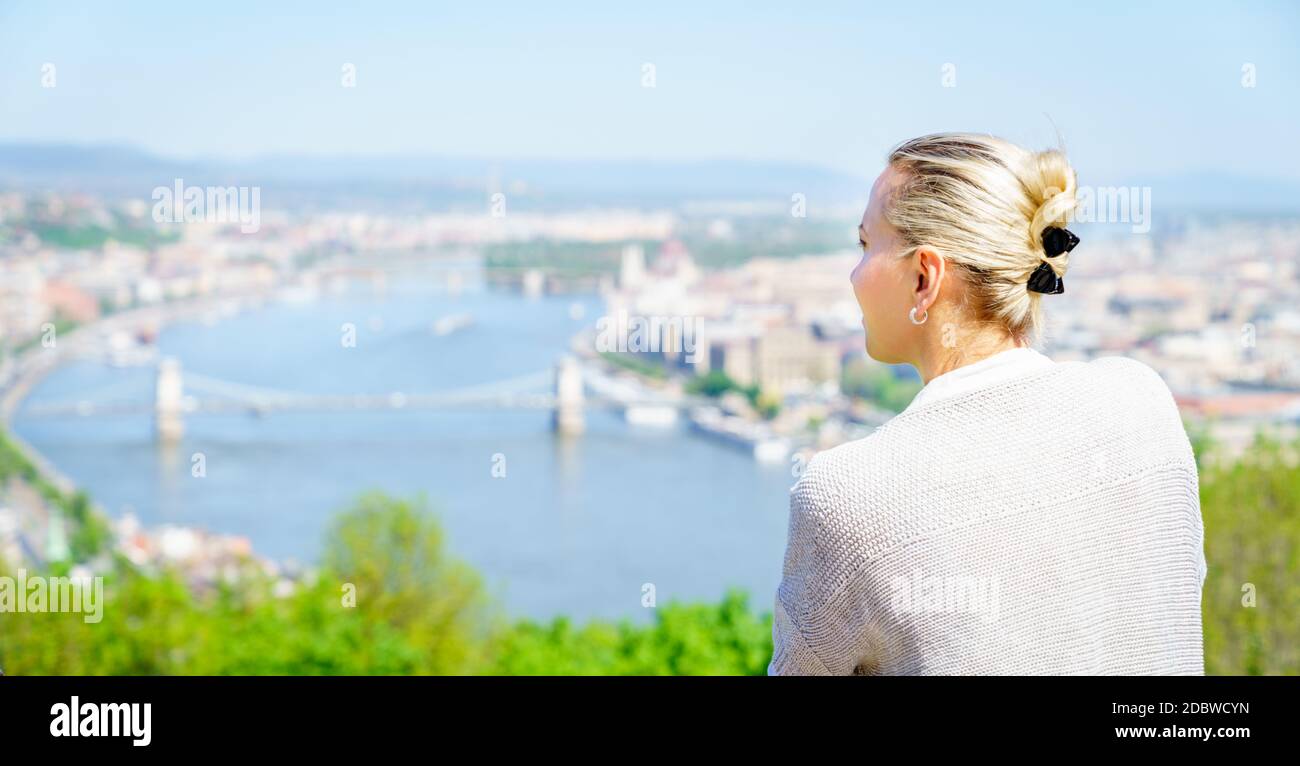 Eine Frau tourist genießt die Aussicht auf Budapest City Center und die Donau Stockfoto