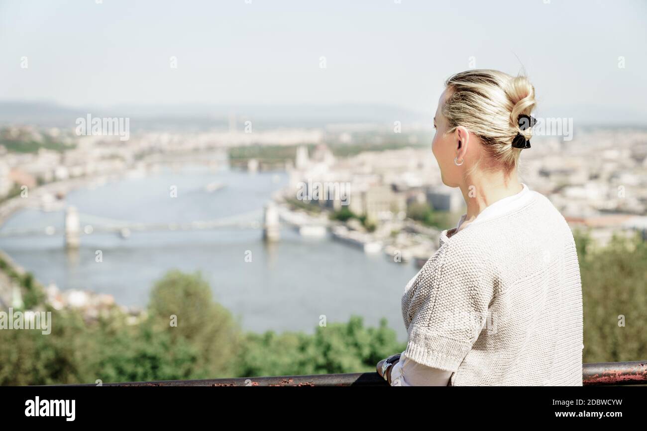 Eine Frau tourist genießt die Aussicht auf Budapest City Center und die Donau Stockfoto