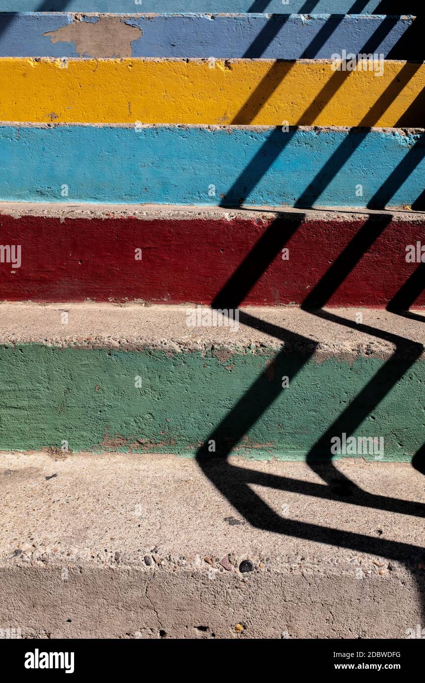 Pastellfarbene Betontreppe mit Schatten Stockfoto