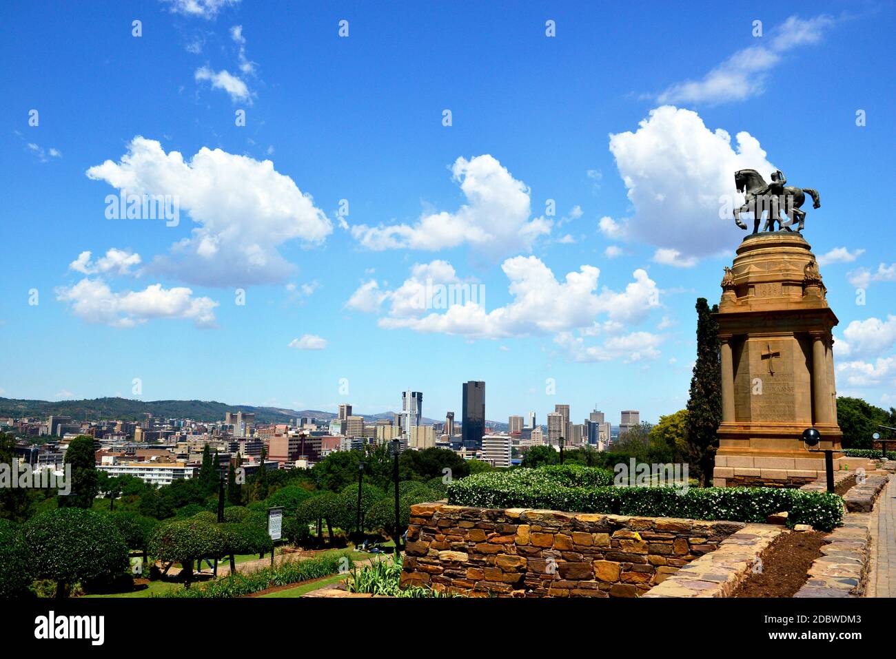 Blick auf Pretoria mit dem Delville Wood war Memorial, Südafrika. Das Delville Wood war Memorial Memorial erinnert an die südafrikanischen Soldaten, die im Ersten Weltkrieg und im Koreakrieg starben. Stockfoto