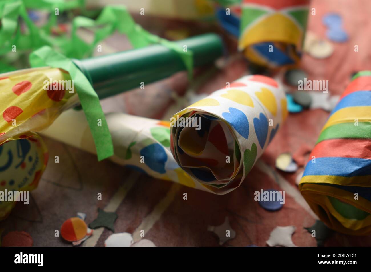 Karneval Hintergrund mit bunten Trompeten Stockfoto