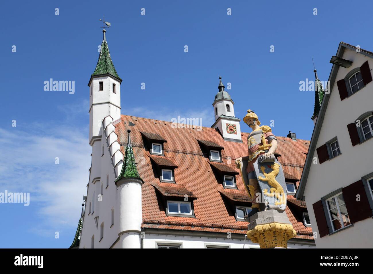 Marktbrunnen mit Ritterfigur, dahinter das historische Rathaus in der ...