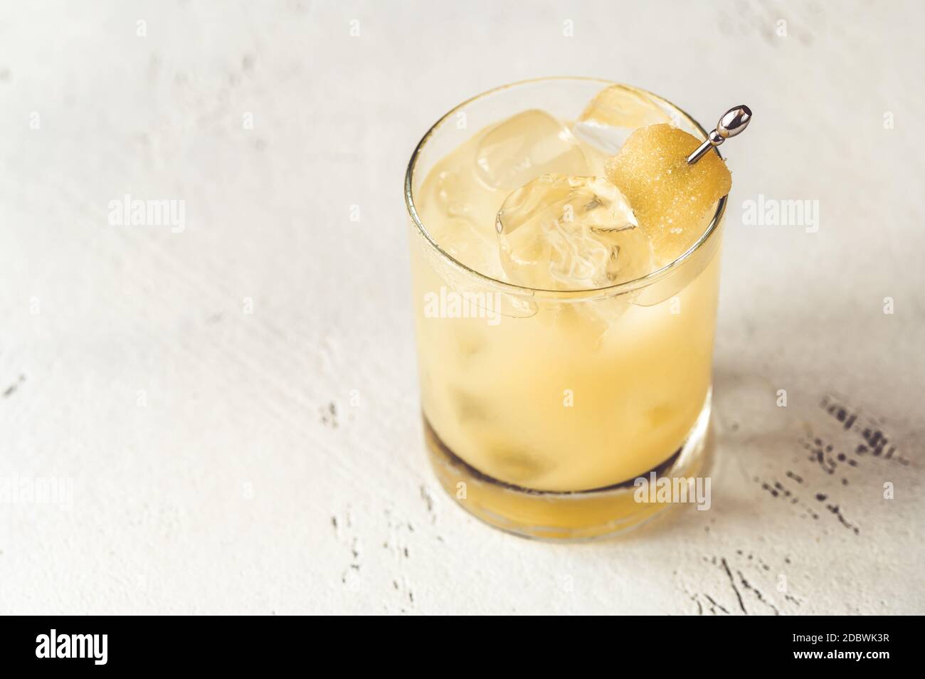 Glas Penicillin Cocktail auf weißem Hintergrund Stockfoto