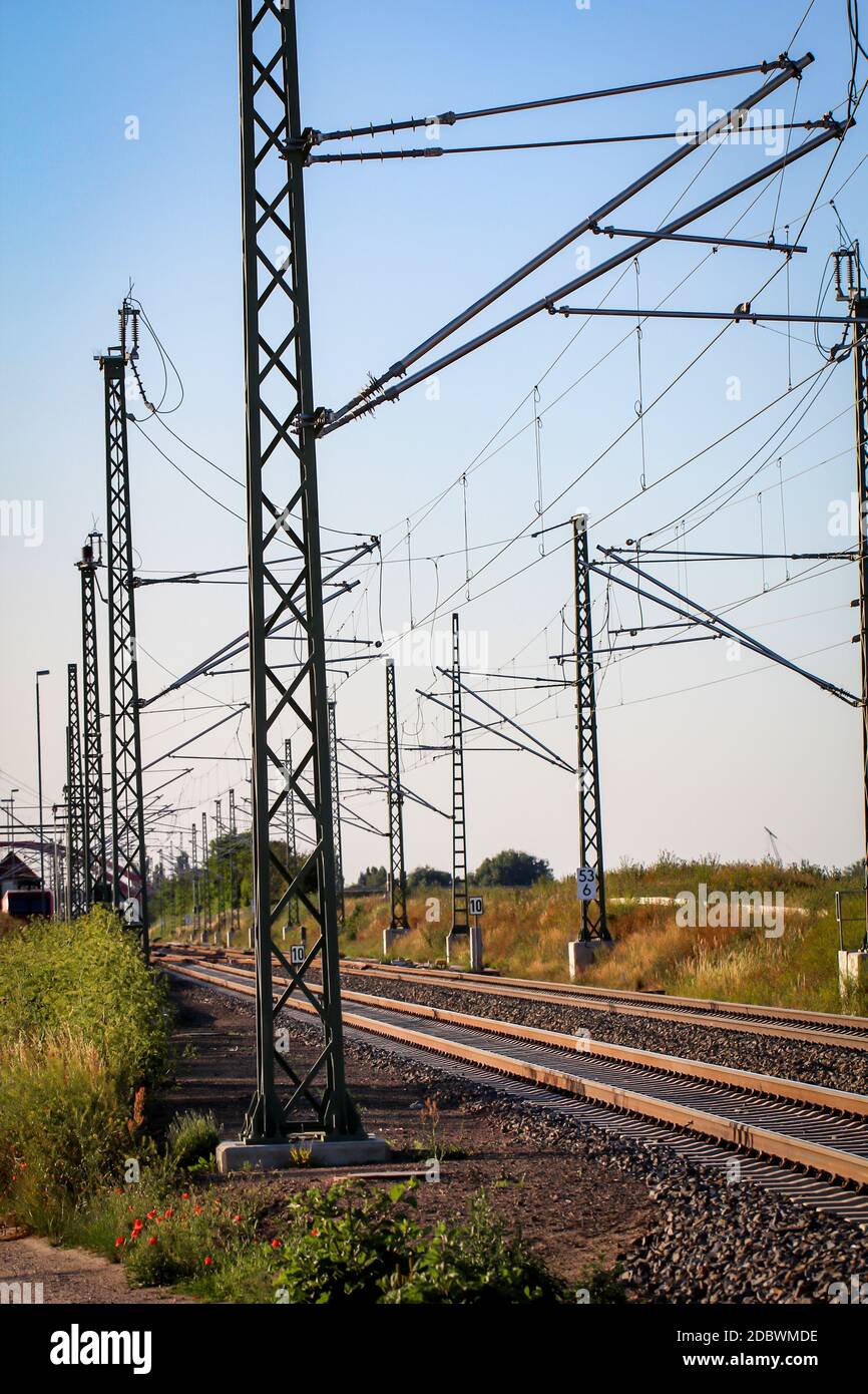 Blick auf Schienen und Eisenbahnen. Elektrifizierte Gleissysteme. Stockfoto