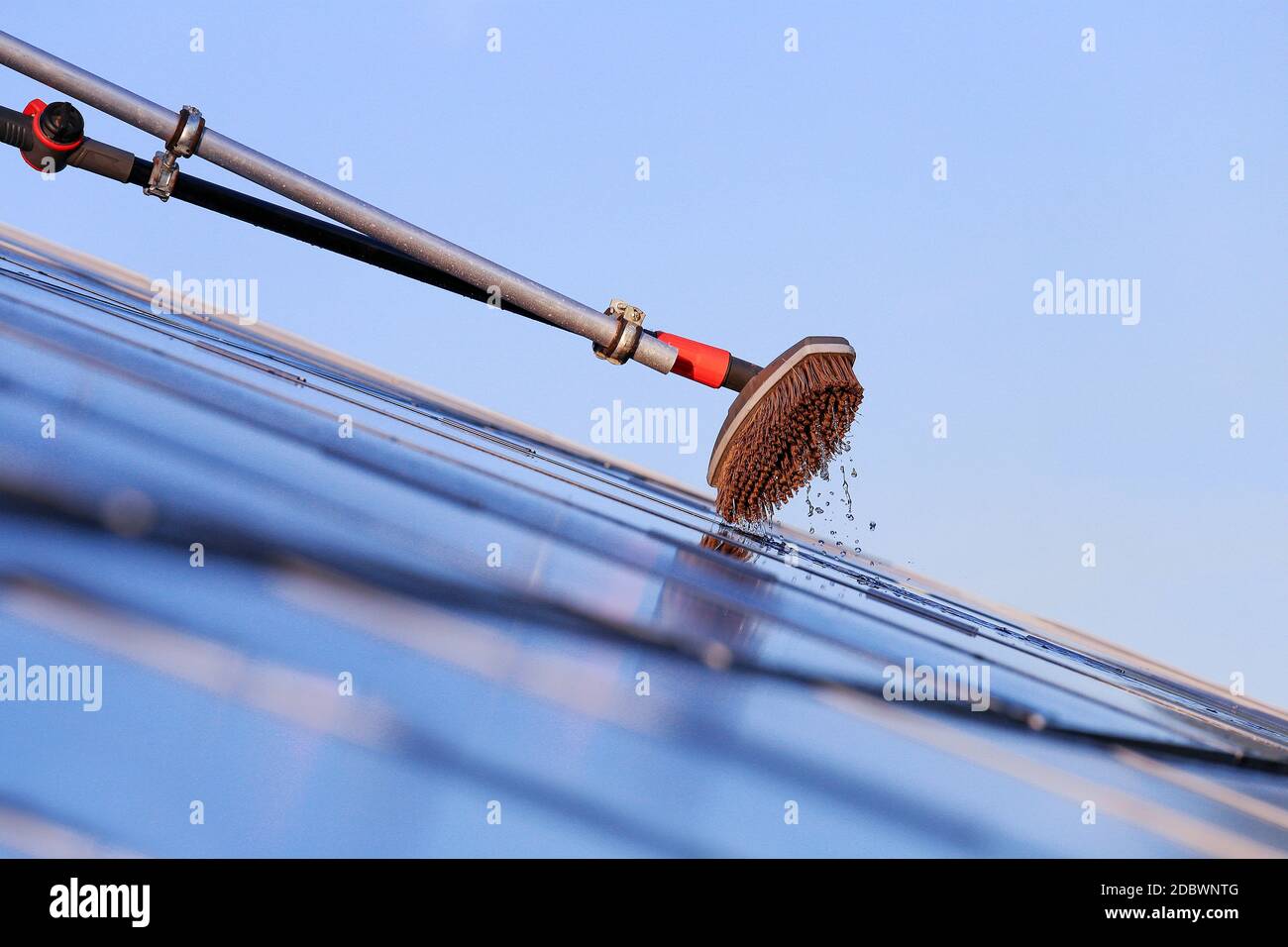 Reinigung von Solarzellen mit Pinsel und Wasser Stockfoto