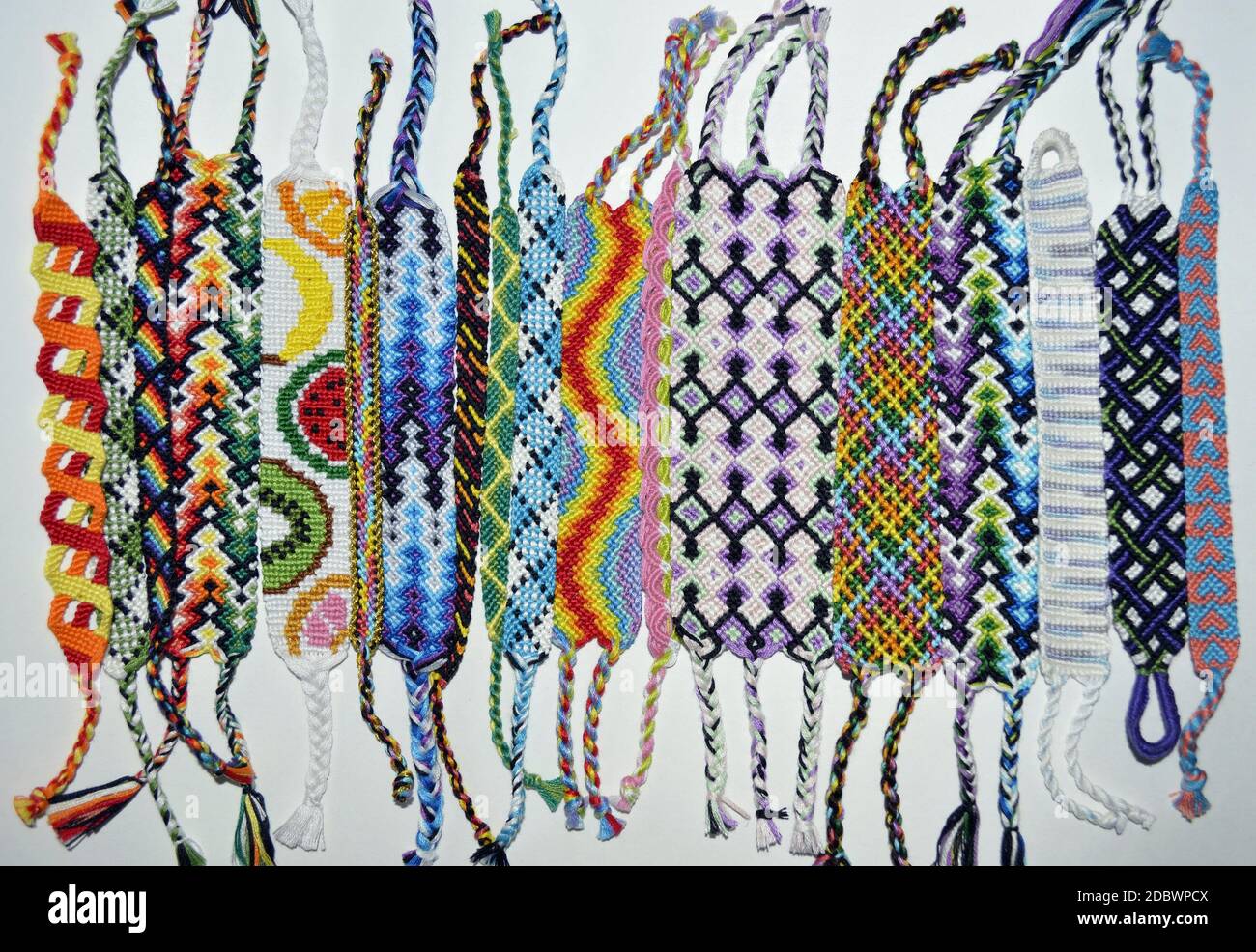 Mehrfarbige gewebte Freundschaft Armbänder handgefertigt von Stickerei hellen Faden mit Knoten isoliert auf weißem Hintergrund Stockfoto