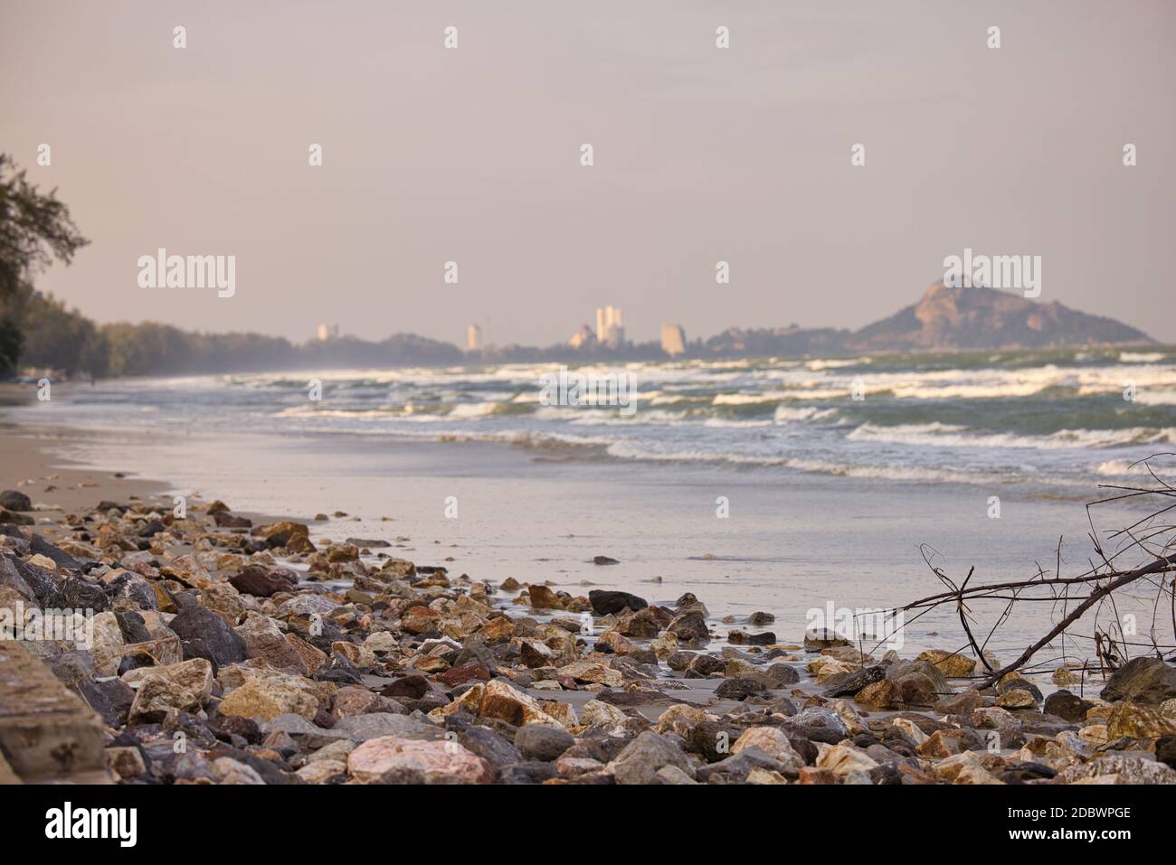 Dies ist der Naturstrand von Khao Tao Hua hin bei Nacht! Im Hintergrund hat das Meer Äste angespült und die Steine sehen eine wunderschöne natürliche Idylle aus! Stockfoto