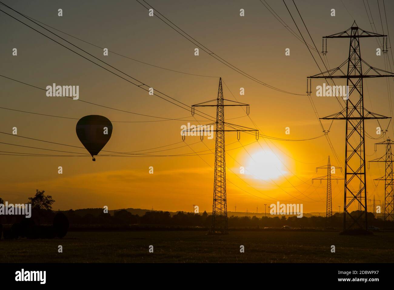 Elektrische Pylons bei Sonnenuntergang Stockfoto