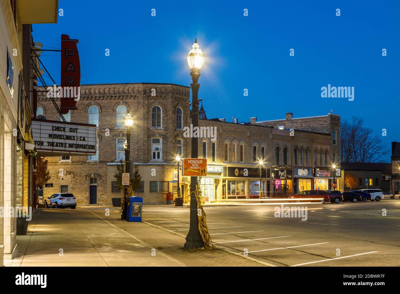 Historische Gebäude am Courthouse Square in der Abenddämmerung in der Innenstadt von Goderich, Huron County, Ontario, Kanada. Stockfoto