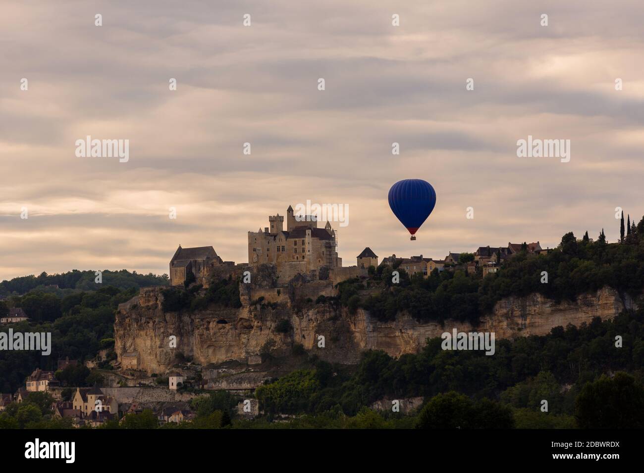 Beynac et Cazenac, Dordogne, Frankreich: Heißluftballon über Dordogne im Südwesten Frankreichs Stockfoto