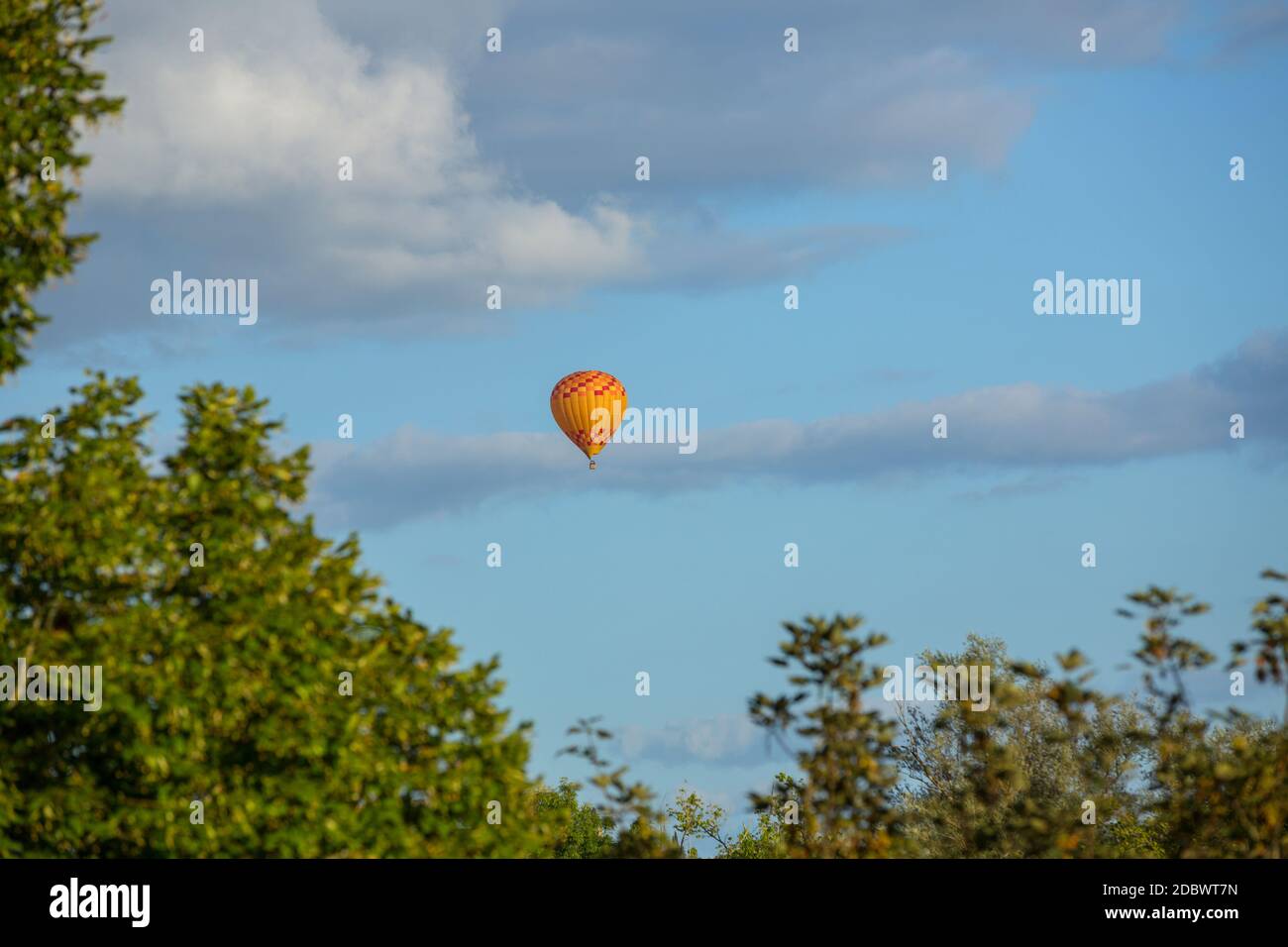 Heißluftballon über Dordogne in Beynac et Cazenac, Dordogne, Frankreich Stockfoto