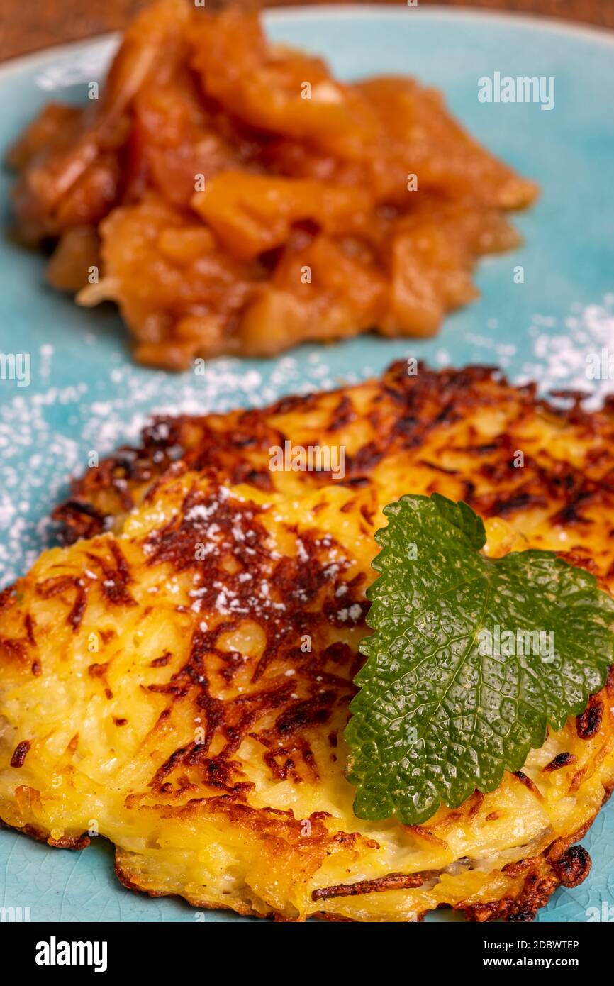 bayrische süße Hash-Browns auf einem Teller Stockfoto