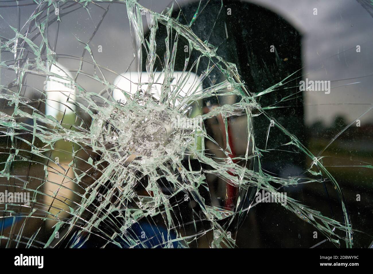 Zerstörtes Glas der Fensterscheibe des Eisenbahnwaggons Stockfoto