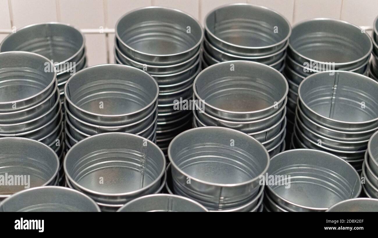 Großer Haufen gestapelter Metalleimer Stockfoto