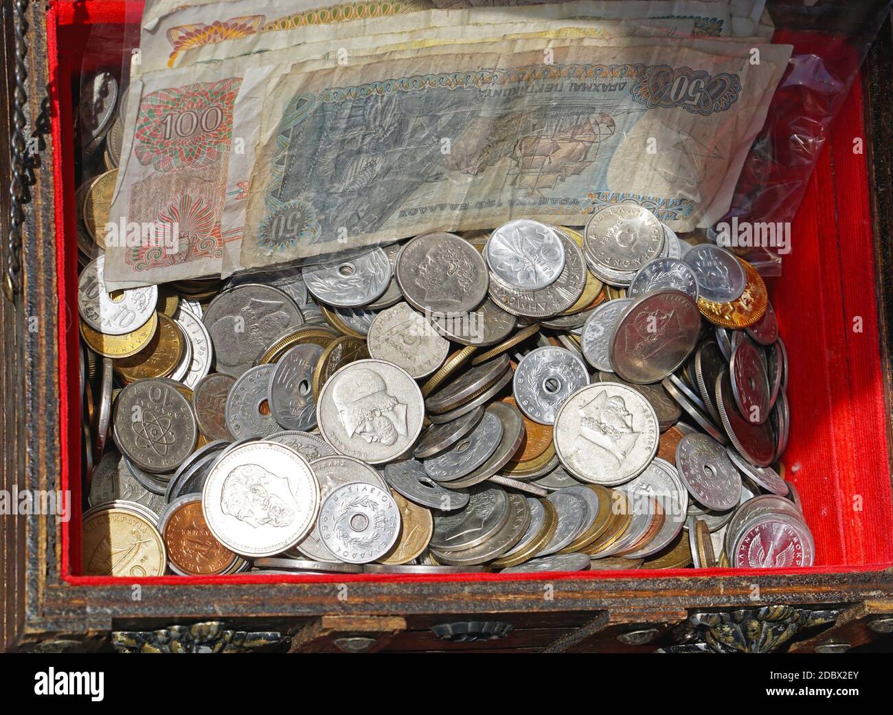 Bündel der griechischen Drachme Münzen und Banknoten Geld Stockfoto
