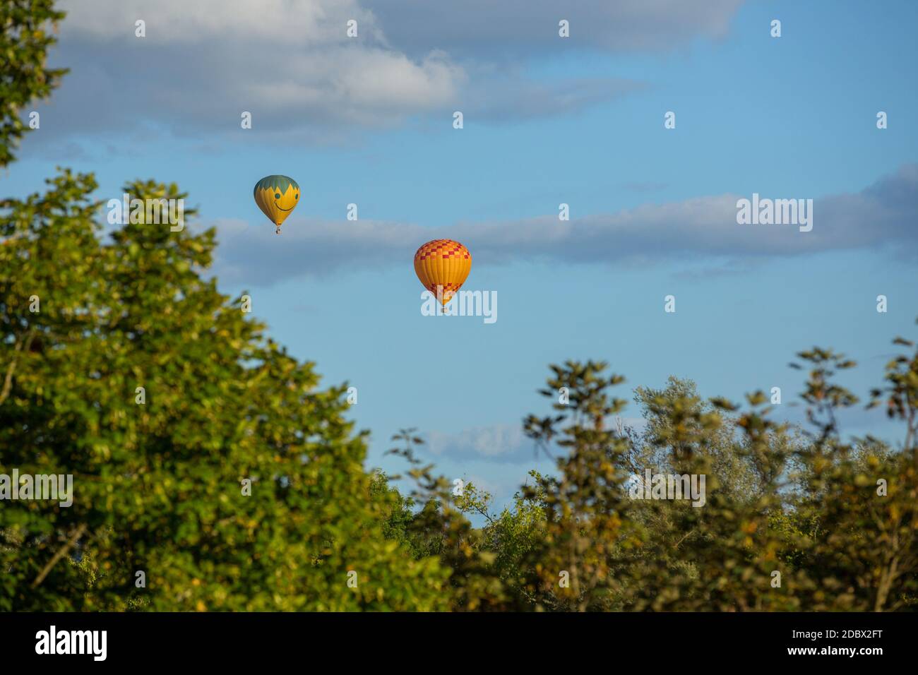 Heißluftballons fliegen über die Dordogne im Südwesten Frankreichs Stockfoto