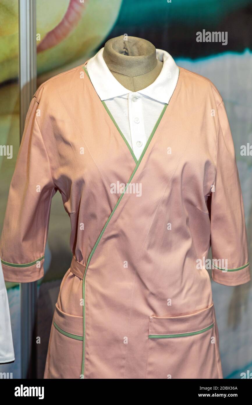 Reinigung Lady Maid Uniform bei Mannequin Stockfoto