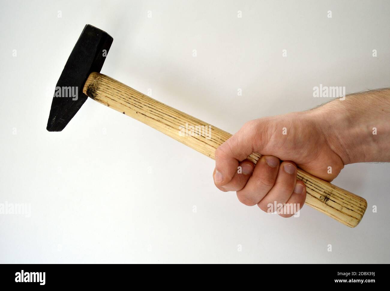 Hand des Mannes hält Hammer isoliert auf weißem Hintergrund Stockfoto