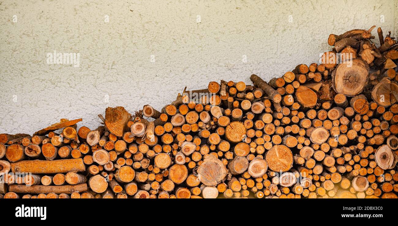 Stapel von Holzstämmen. Vorbereitung des Brennholzes für den Winter. Stapel von gehacktem Holz in der Nähe von Haus in Bayern, Deutschland. Stockfoto