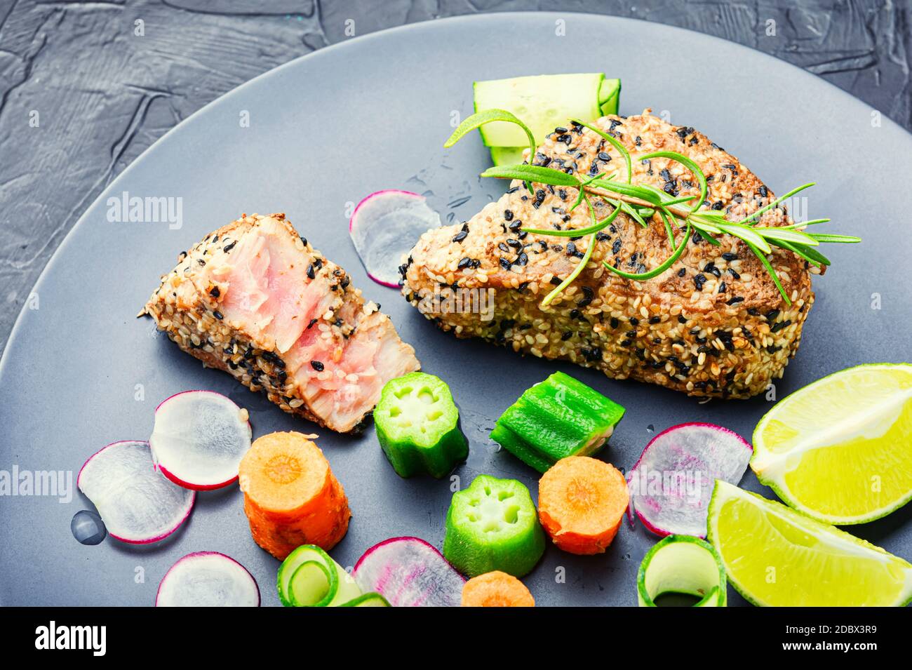 Gebackenes Thunfischsteak mit Gemüsegarnierung.Fisch mit Gemüse gekocht. Stockfoto