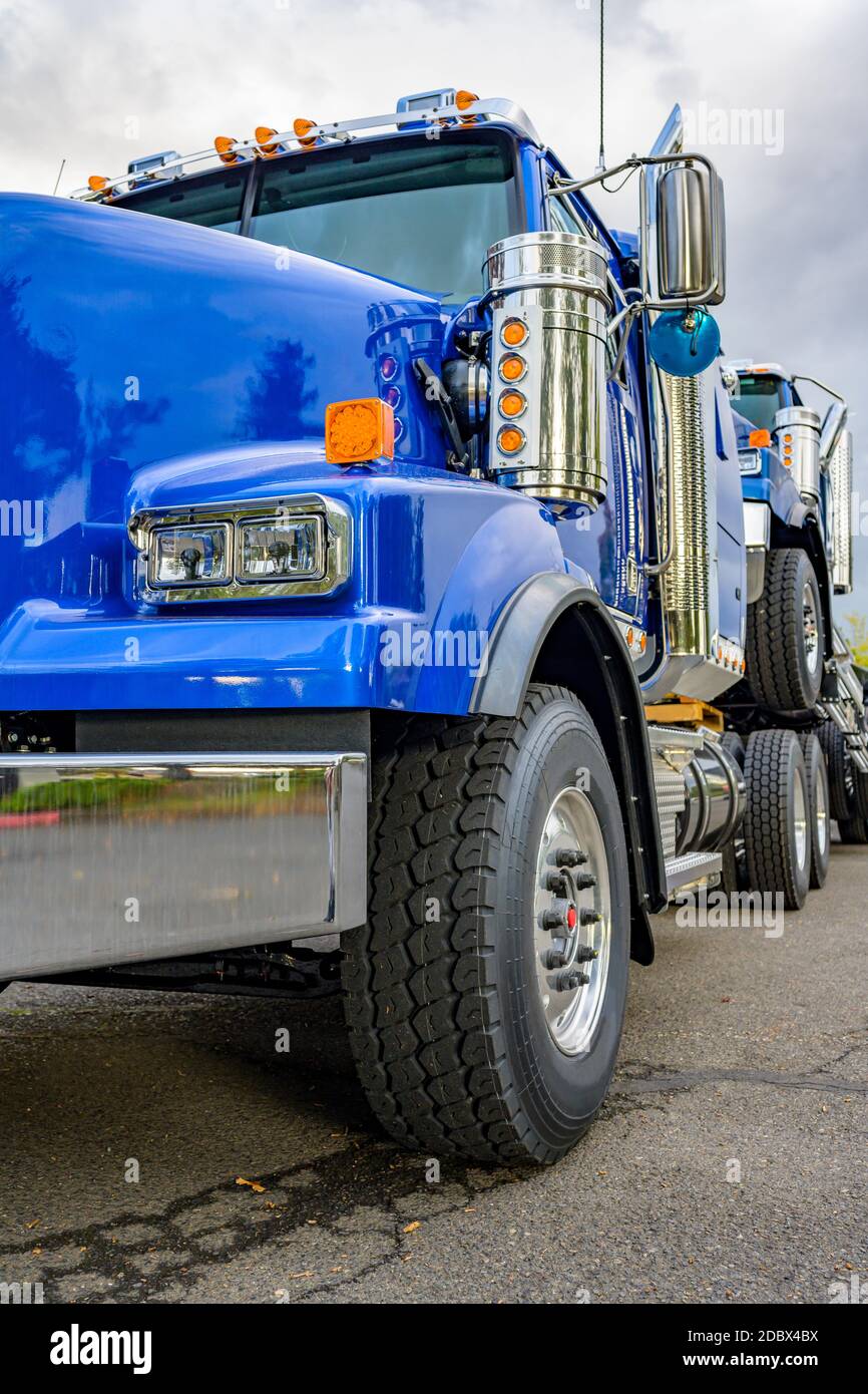 Leistungsstarke Tag cab Industrie große Rig semi-Truck Schleppen ein anderes Sattelschlepper Traktoren auf dem Rahmen jedes nachfolgenden Umformen Eine Art Sattelschlepper t Stockfoto