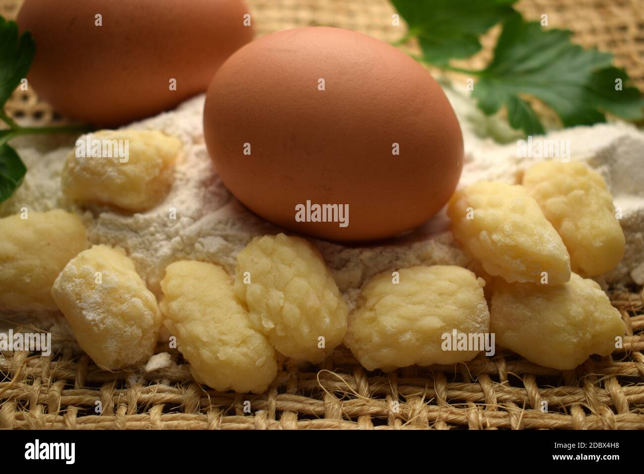 Rohe Kartoffelgnocchi mit Eiern und Mehl Stockfoto