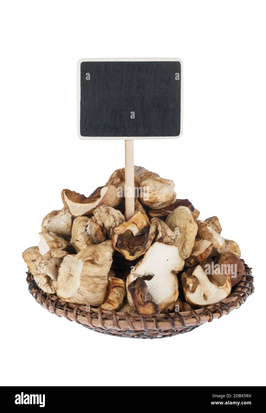 Haufen getrockneter Pilze in einem Teller, mit einem Zeiger für Ihren Text, isoliert auf weißem Hintergrund Stockfoto