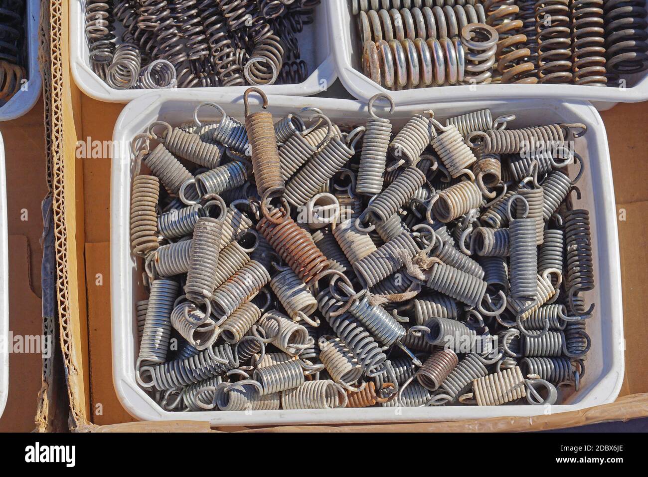 Bündel von Federn Spulen in verschiedenen Abmessungen Box Stockfoto