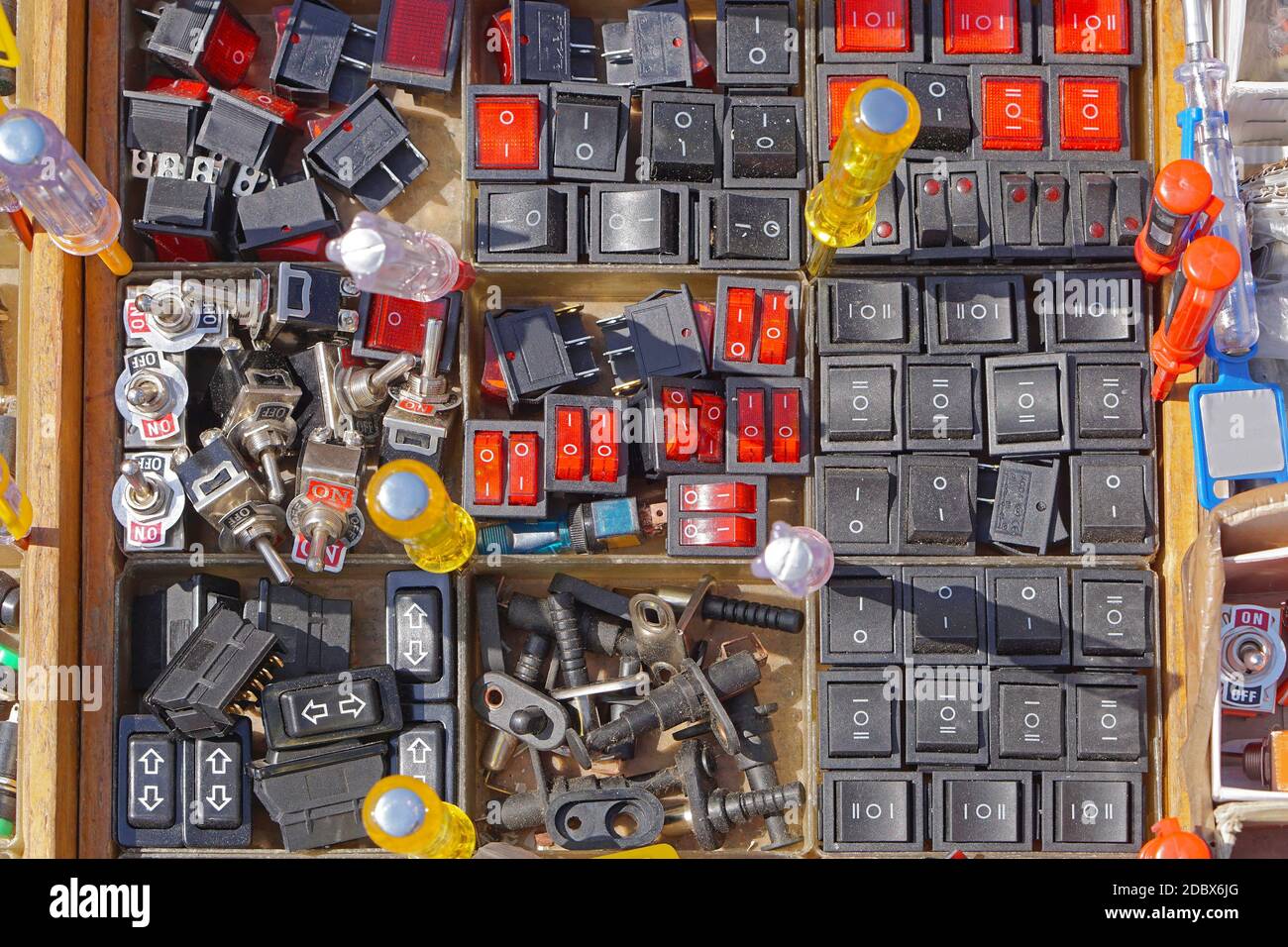Viele verschiedene Schalter Ersatzteile für Maschinen Stockfoto
