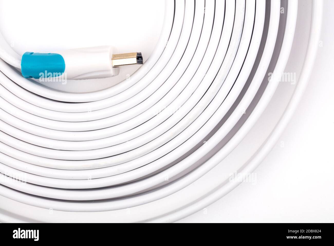Umwickelte Rolle mit weißem HDMI-Kabel im Detail Stockfoto
