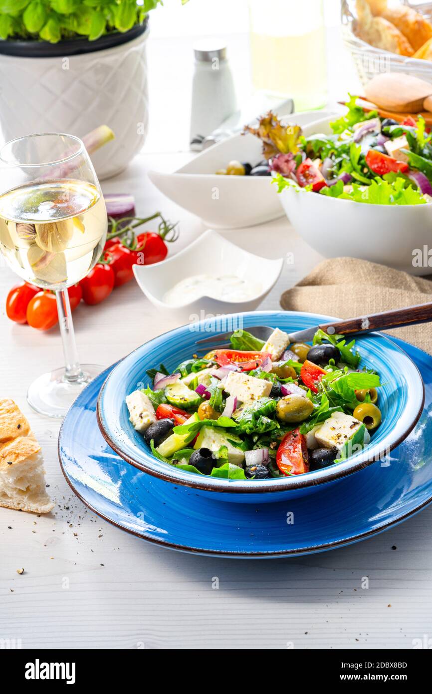 Rustikaler griechischer Salat mit Schafskäse Stockfoto