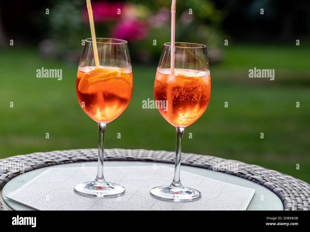 Aperol Spritz mit Orange ist ein perfekter Aperitif für einen Heißer Tag  Stockfotografie - Alamy