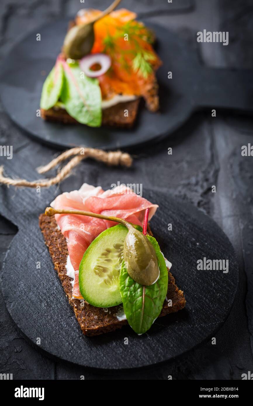 Variation von gesunden offenen Sandwiches auf Pumpernickel Brot mit ...