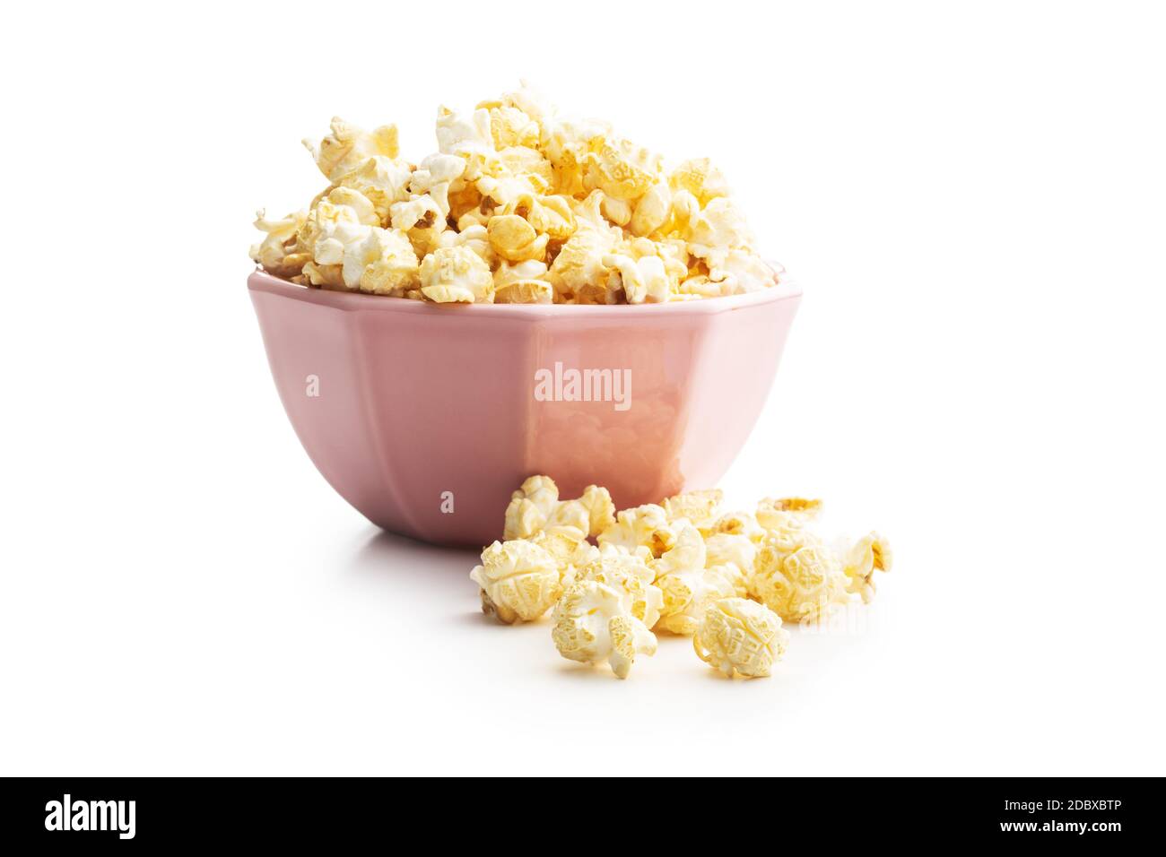 Süßes leckeres Popcorn in Schüssel isoliert auf weißem Hintergrund. Stockfoto