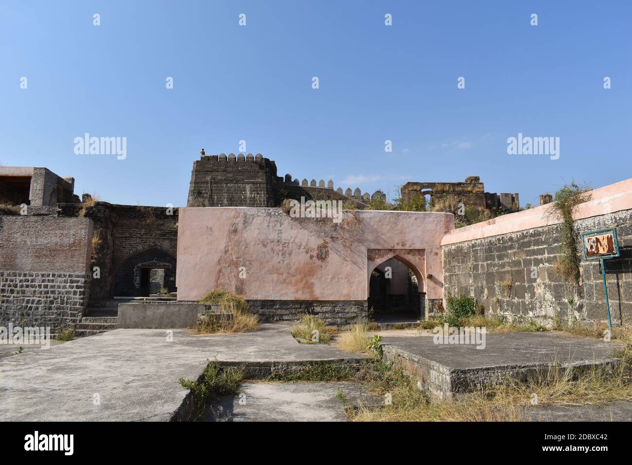 Innerer Weg zum Hauptfort, Kandhar Fort, Nizamshahi Periode und wurde zu Ehren von Rashtrakuta König Krishna III gebaut Kandhar, Nanded. Maharashtra, Indien Stockfoto