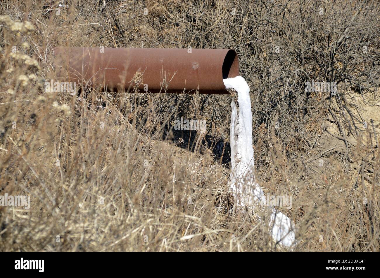 Alte rostige Rohr mit gefrorenem schmutzigem Wasser in einem schlechten Bereich Stockfoto Alte rostige Rohr mit gefrorenem schmutzigem Wasser in einem schlechten Bereich Stockfoto