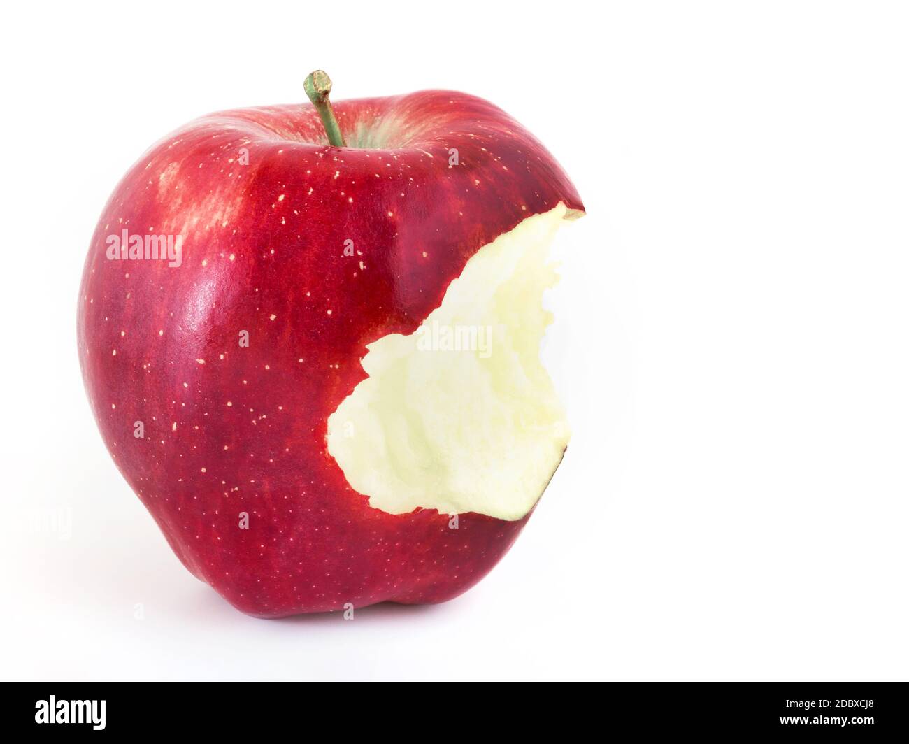 Rot gebissen Apfel auf weißem Hintergrund. Kopierbereich. Stockfoto