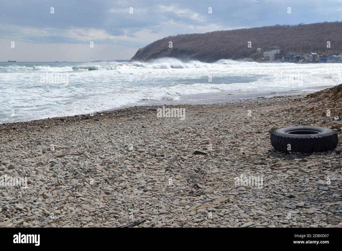 Das Meer an Land gewaschen Autorad. Konzept der Umweltverschmutzung. Platz kopieren. Japanisches Meer, Russland Stockfoto