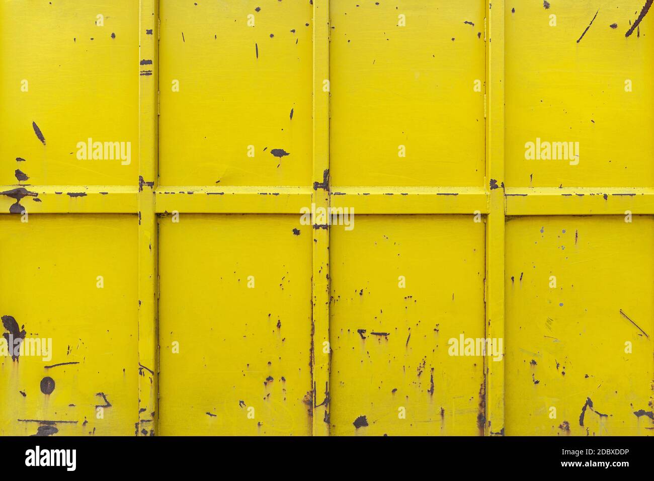 Außenwand eines alten gelben Frachtcontainers Stockfoto