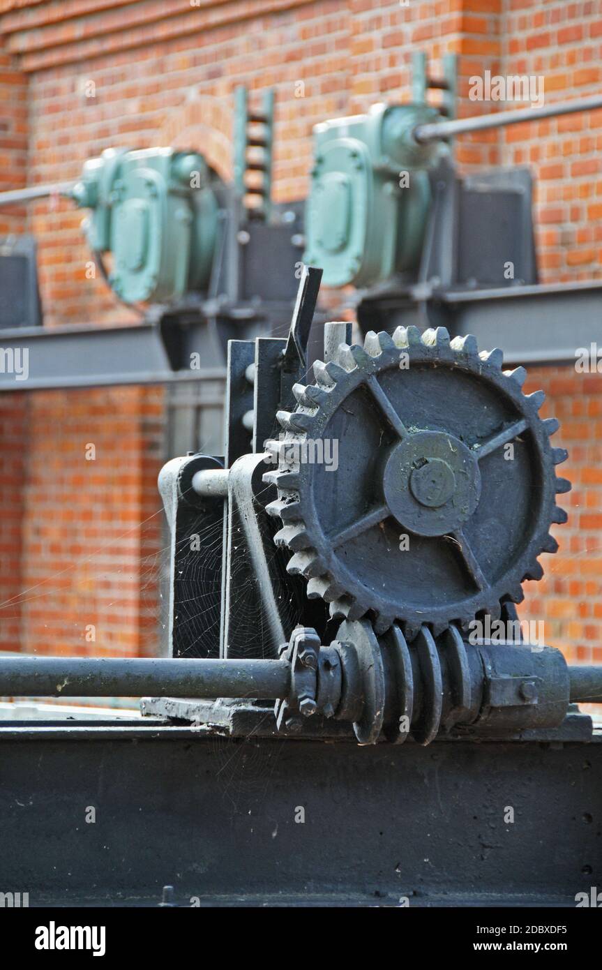 Zahnrad auf einem Flusswehr in Hannover Stockfoto