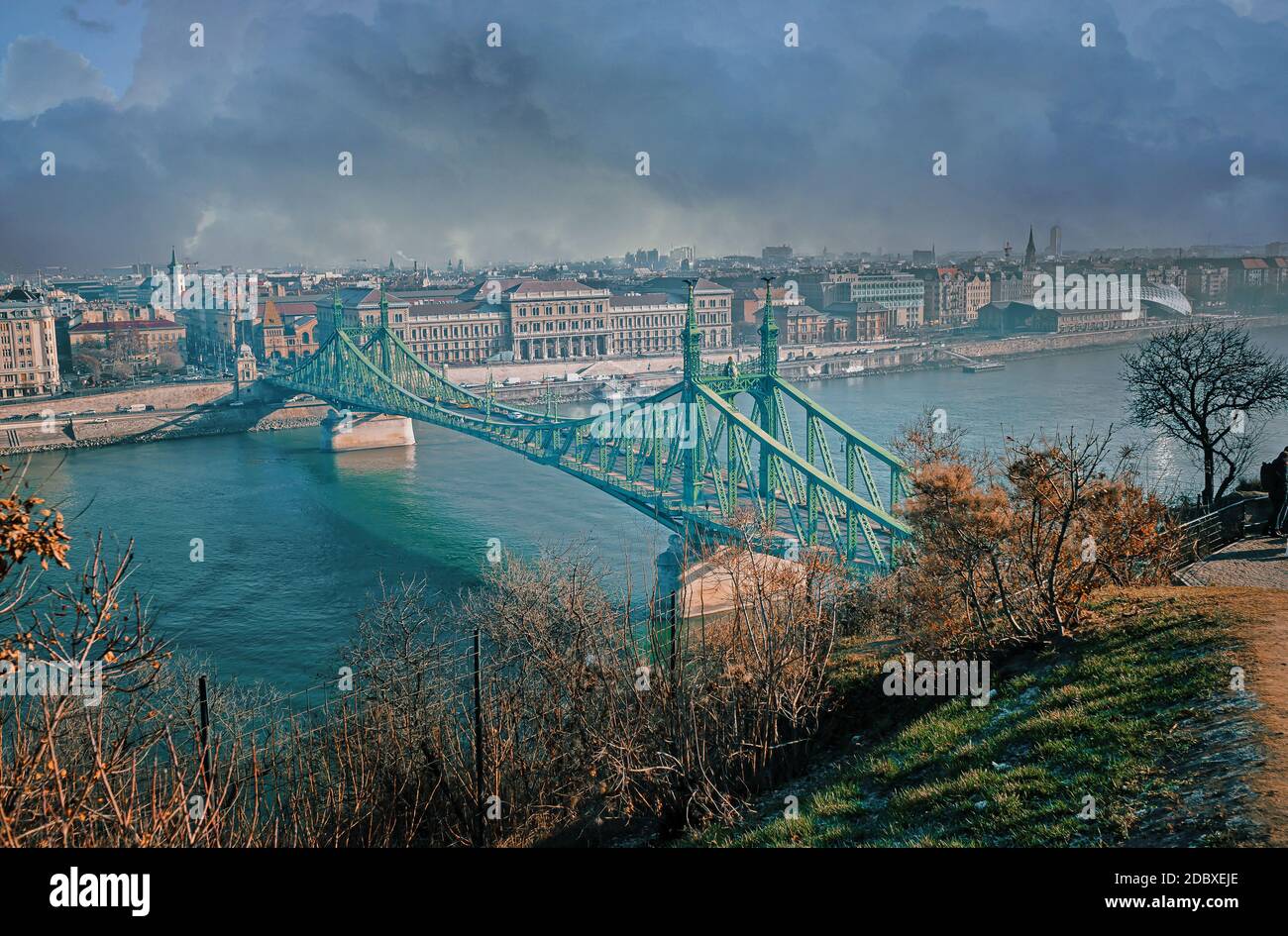 Freiheitsbrücke in Budapest über die Donau. Blick auf die Brücke von oben Stockfoto